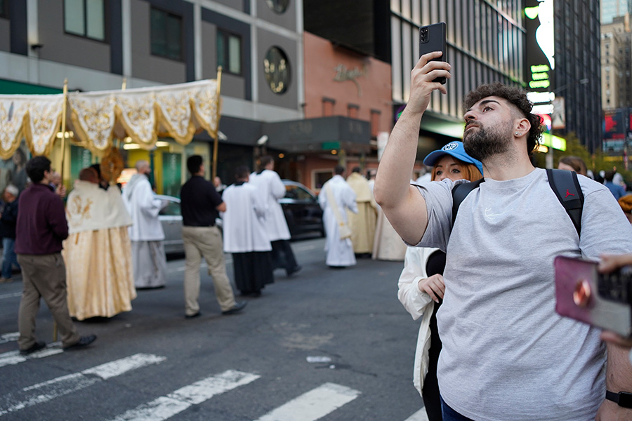 man records procession with cellphone