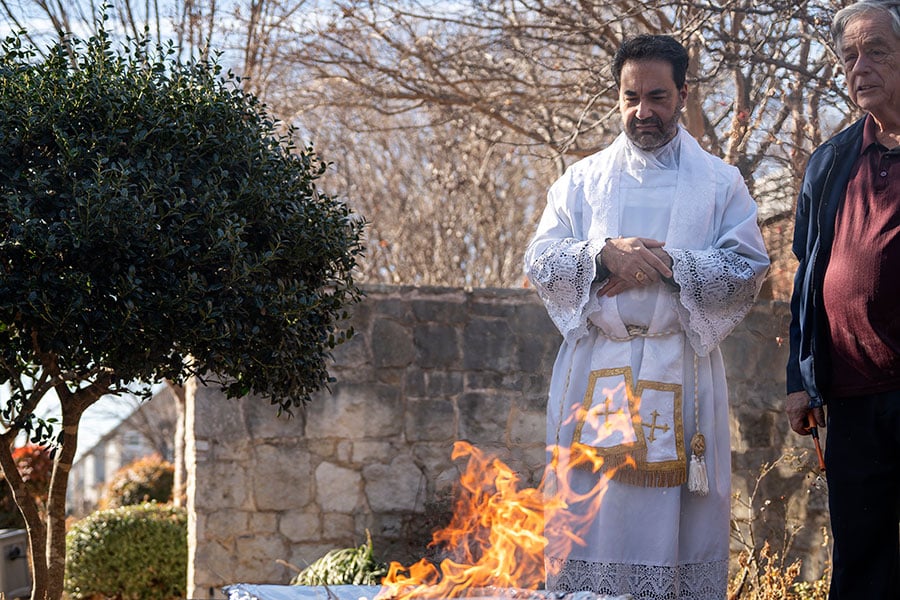 El Padre Joseph Moreno y sus feligreses queman hojas de palma de la Semana Santa de 2025 para preparar cenizas para el Miércoles de Ceniza, en la Parroquia de St. Michael en Bedford, el 2 de febrero de 2026. (NTC/Juan Guajardo)