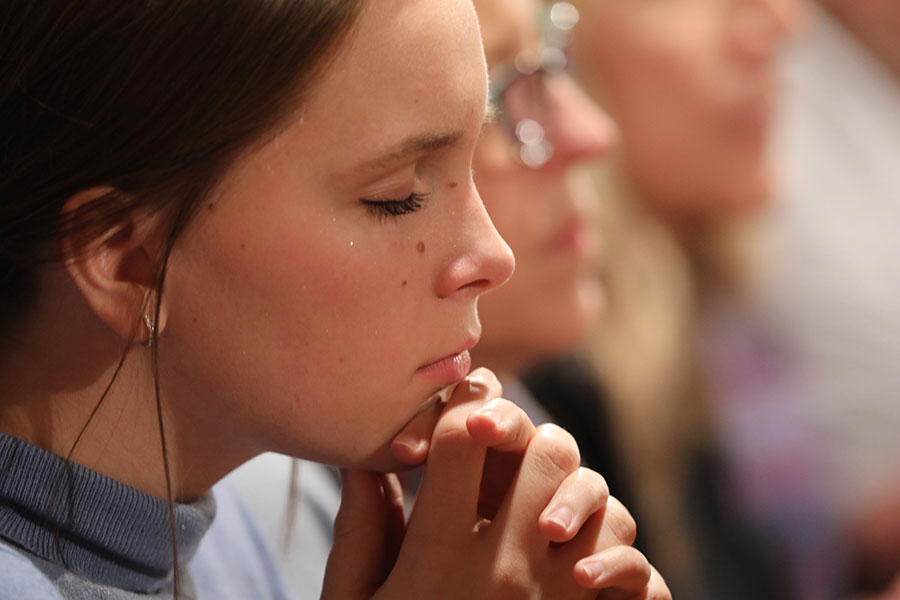girl at prayer