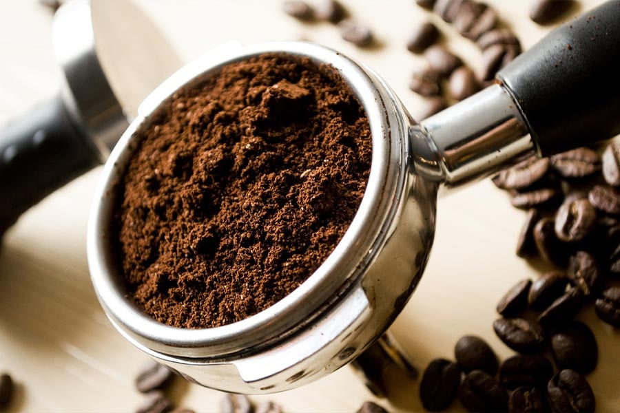Close-up of ground coffee in an espresso machine (Elias Shariff Falla Mardini/pixabay.com)