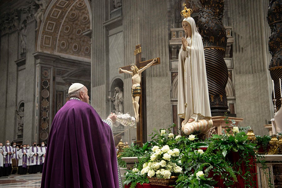 pope before Marian statue