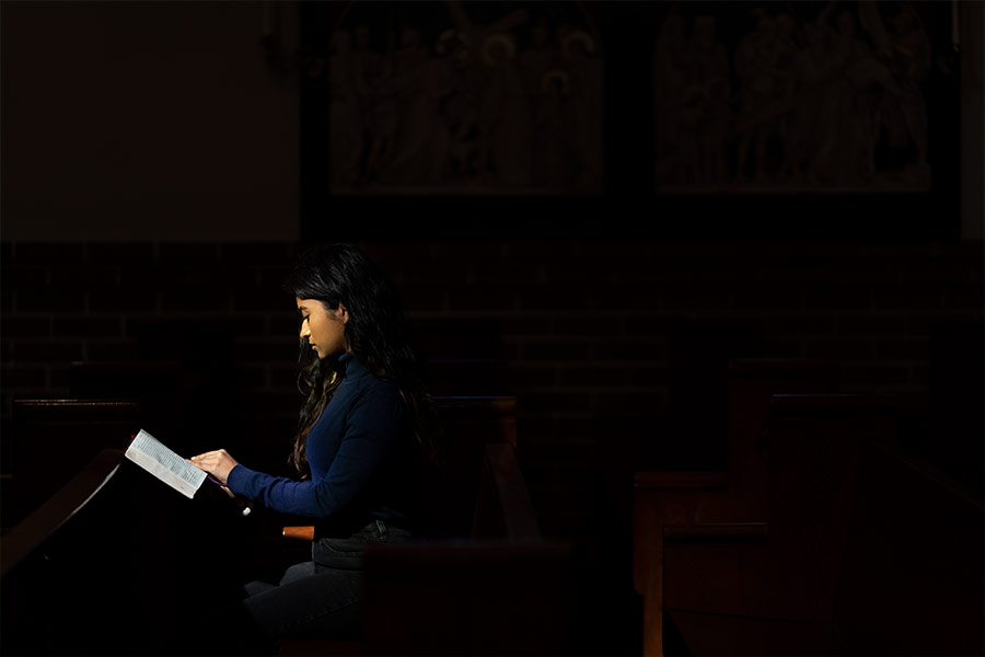 A young woman prays at St. Peter Church in Lindsay. (NTC/Juan Guajardo)