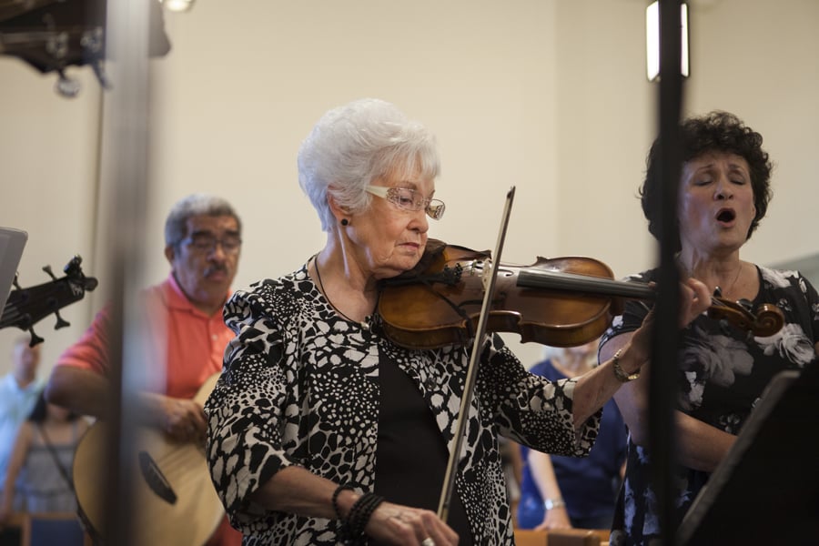Jean Queppette plays the violin