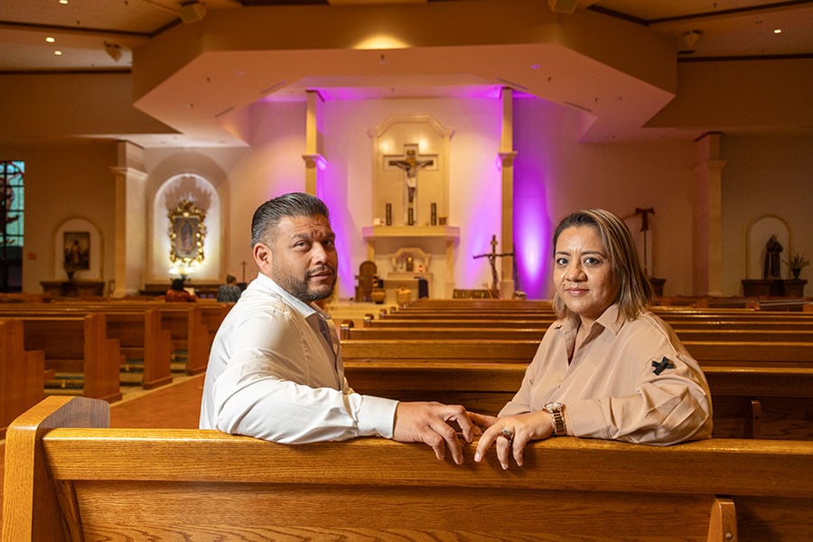 Raúl y María Cerda posan en la Parroquia de Our Lady of Guadalupe. (NTC/Rodger Mallison)
