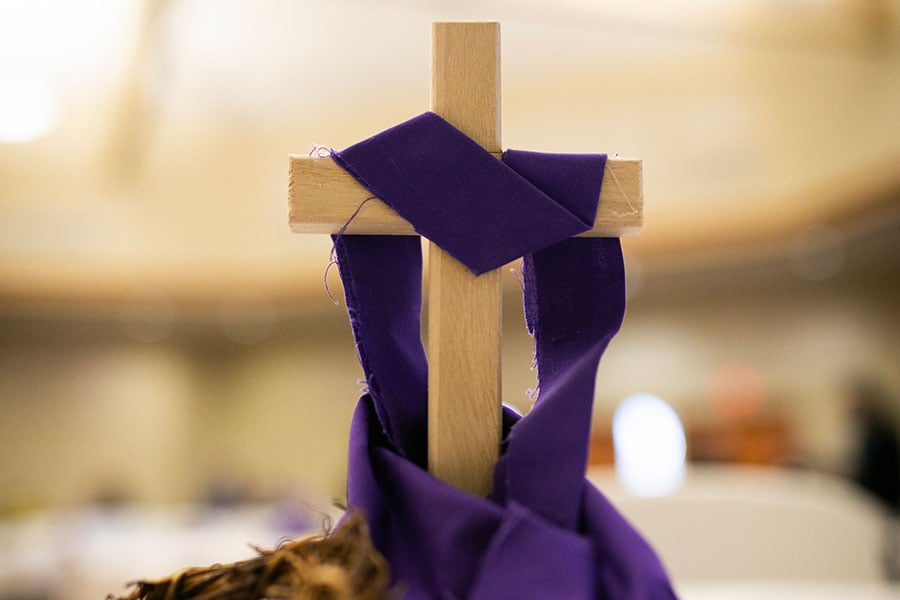 Cruces con drapeados morados son las piezas centrales de las mesas el primer fin de semana de Cuaresma durante el Día Diocesano de la Mayordomía en la Iglesia Católica de San Marcos en Argyle, el sábado 8 de marzo de 2025. (NTC/Rodger Mallison)