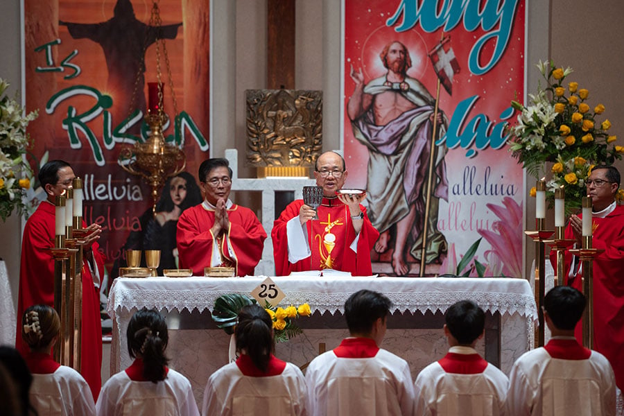 Fr, Vu celebrates Mass