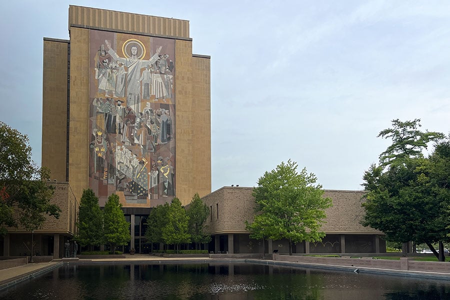 A view of the University of Notre Dame library in Indiana in 2024. (Adapted from Another Believer/Wikimedia/CC BY-SA 4.0)