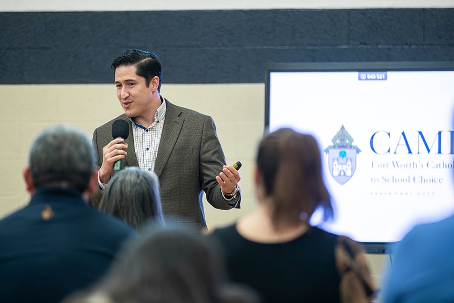 Oscar Ortiz speaks to a crowd on Camino initiative