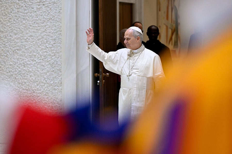 El Papa León XIV saluda a la gente al comienzo de su audiencia general semanal en la Sala de Audiencias Pablo VI en el Vaticano, el 14 de enero de 2026. (Foto CNS/Vatican Media)