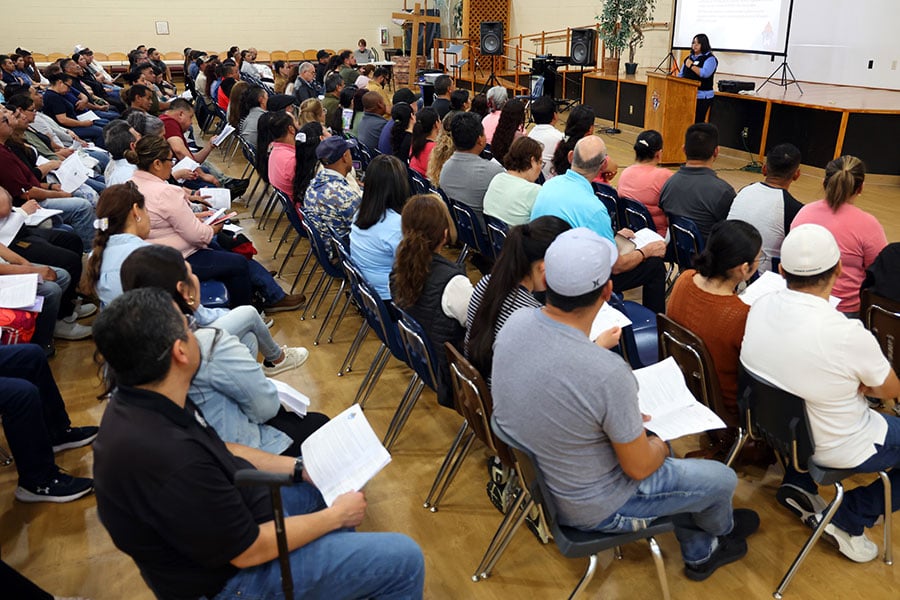 Más de 120 fieles del apostolado matrimonial Matrimonios Unidos Para Cristo participaron en una capacitación de Ambiente Seguro en la Parroquia de St. Joseph el miércoles 22 de abril de 2026 en Arlington. (NTC/Richard W. Rodriguez)