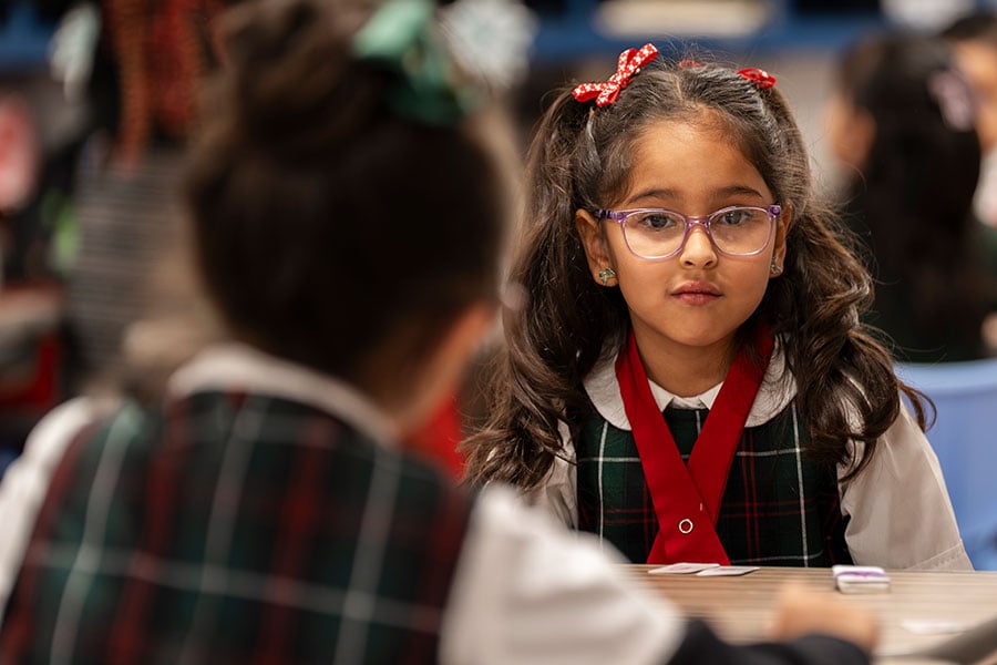 Estudiantes de la Escuela Católica St. Rita en Fort Worth escuchan mientras el Obispo Michael Olson se dirige a ellos durante su visita el 4 de diciembre de 2025. (NTC/Juan Guajardo)