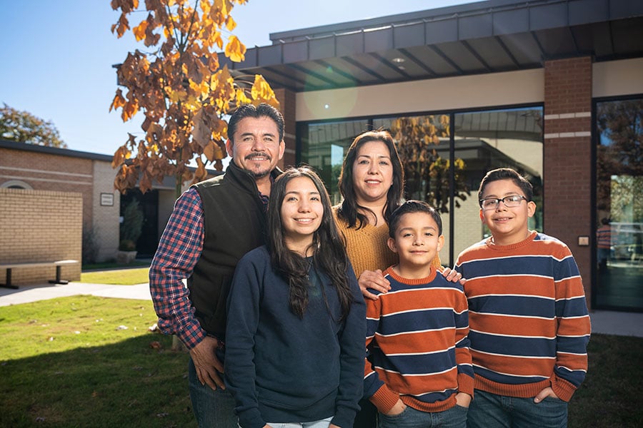 Fernando y Claudia González posan en la Parroquia de St. Peter the Apostle en Fort Worth con tres de sus cuatro hijos el 3 de diciembre.