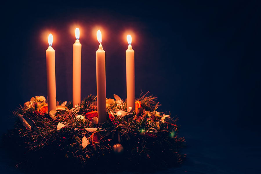 4 advent candles are lit